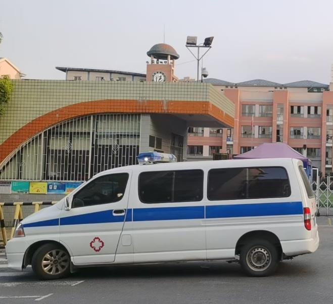 高明救护车出租护送骨折病人一公里多少钱